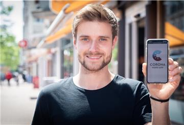 Filmemacher, Instagramer und Digital-Experte, Dennis Vogt, zeigt das Logo der bald erscheinenden Corona-App. Foto: Hartmann
