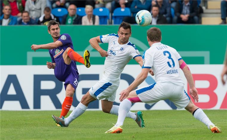 DFB-Pokal: Werder Bremen ist volle Lotte peinlich Fin Bartels schießt gegen Lottes Alexander Langlitz (Mitte) und Lottes Tim Wendel auf das Tor. Der Bremer sah in der Schlussphase nach einer Tätlichkeit Rot.