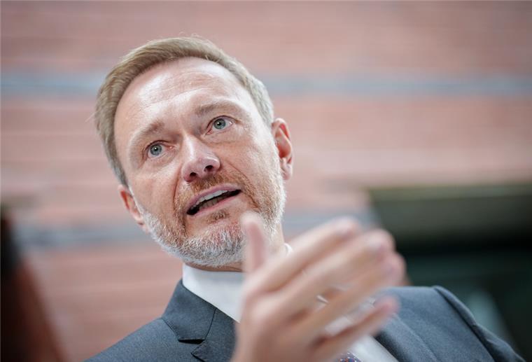 Christian Lindner, Bundesminister der Finanzen und FDP-Bundesvorsitzender, gestikuliert und redet.