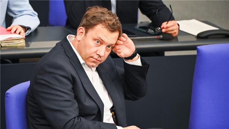 Abgeordnete kündigen Ablehnung von Streckenneubau an Finanzminister Klingbeil (SPD) hat sich in der Vergangenheit gegen den Neubau positioniert. (Archivbild)