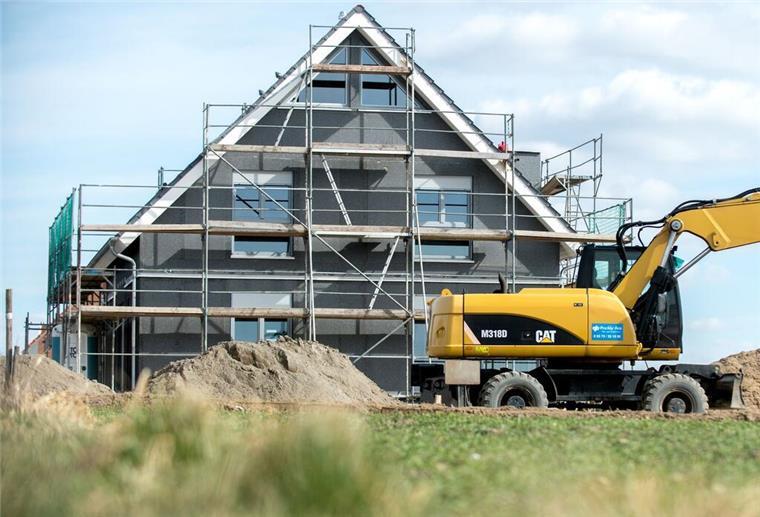 Tausende Euro sparen - Baukredit kündigen ohne Entschädigung Ein Bagger steht vor dem Neubau eines Eigenheims.