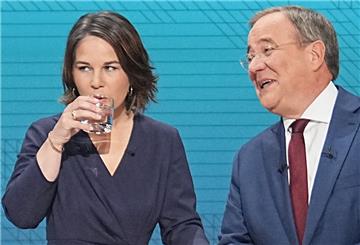Kanzlerkandidatin Annalena Baerbock (Bündnis90/Die Grünen) und Kanzlerkandidat Armin Laschet (CDU) stehen im Fernsehstudio. 