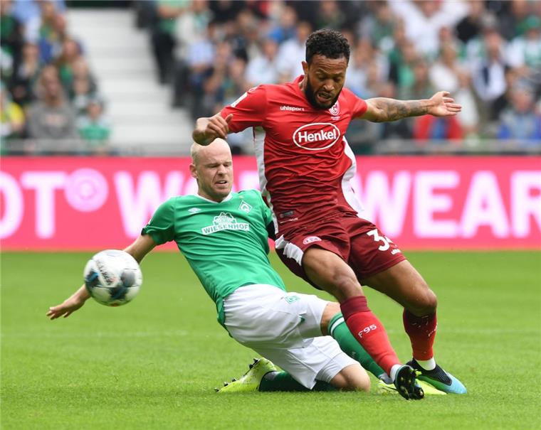 Fortuna verdirbt Bremens Rekordparty Findet nicht richtig ins Spiel: Werders Davy Klaasen (links) im Zweikampf mit Fortunas Lewis Bakerl.