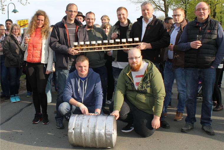 Obskure Tradition: Bierfassrollen sichert Nachfolge auf Schützenthron in Seedorf Finn-Ole Grafelmann (vorne rechts) und Malte Borchers haben das Fass zum Bierfassrollen durchs Dorf in Stellung gebracht. Fotos: Millert