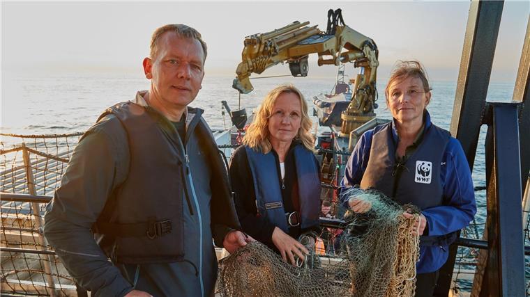 Fischer sind wichtige Partner im Kampf gegen Geisternetze Finn Viehberg (l-r), Leiter des WWF Ostsee-Büros, Bundesumweltministerin Steffi Lemke (Grüne) und Heike Vesper, Vorstand Transformation Politik und Wirtschaft beim WWF Deutschland, halten Teile von Geisternetzen in ihren Händen.