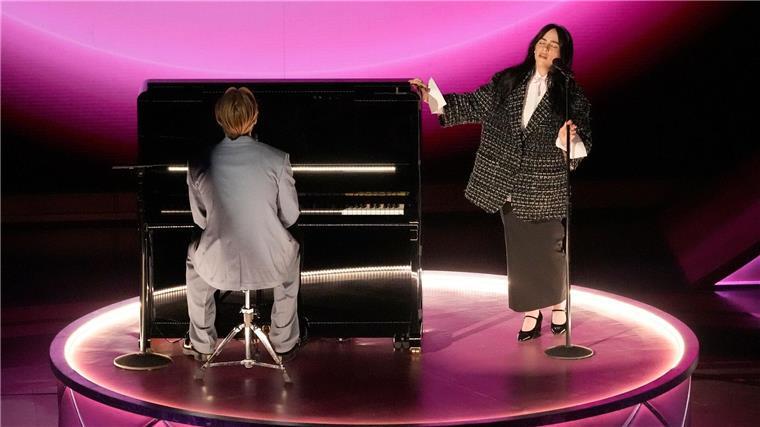 Hüller verpasst Oscar - „Oppenheimer“ großer Sieger Finneas (l) und Billie Eilish performen „What Was I Made For?“ im Dolby Theatre in Los Angeles.