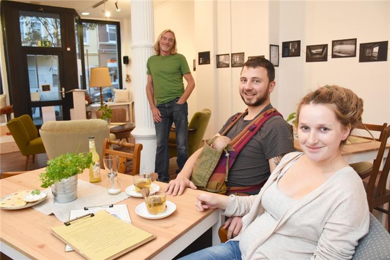 Fiona Steller und Christian Brinker (mit dem gemeinsamen Sohn Adam) betreiben in der Werkstatt 212 das Café Findus. Über die Gründung freut sich Robert Worden (hinten), künstlerischer Leiter der Werkstatt 212.