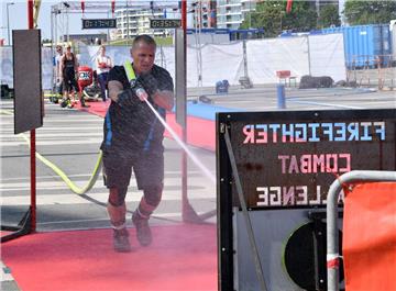 Firefighter-Challenge auf dem Willy-Brandt-Platz. Michael Güth beweist Zielgenau...
