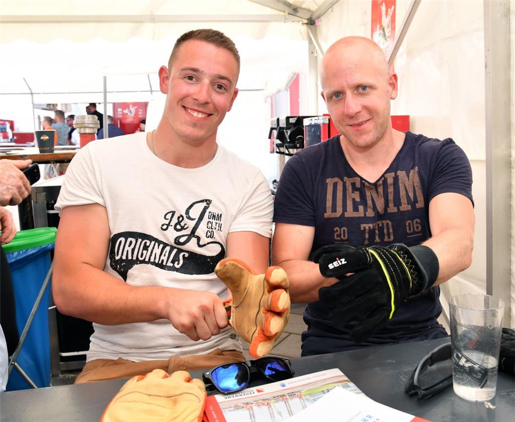 Firefighter-Challenge auf dem Willy-Brandt-Platz mit Marcel Behlmer (links) und ...