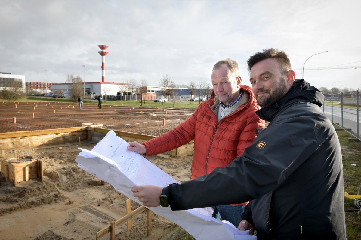 Neubau für Sandor Seafood in Bremerhaven Firmenchef Sandor Bacso (rechts) und Planer Klaus Kanngeter beobahcten den Baufortschritt an der Eichstraße.