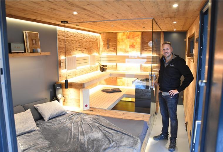 Wellness-Luxus „made in Sievern“ Ein Mann steht in einer Sauna.