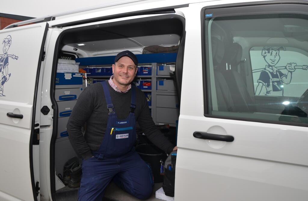Firmeninhaber Markus Linnemann in einem Fahrzeug seiner Flotte. Jeder Monteur ha...