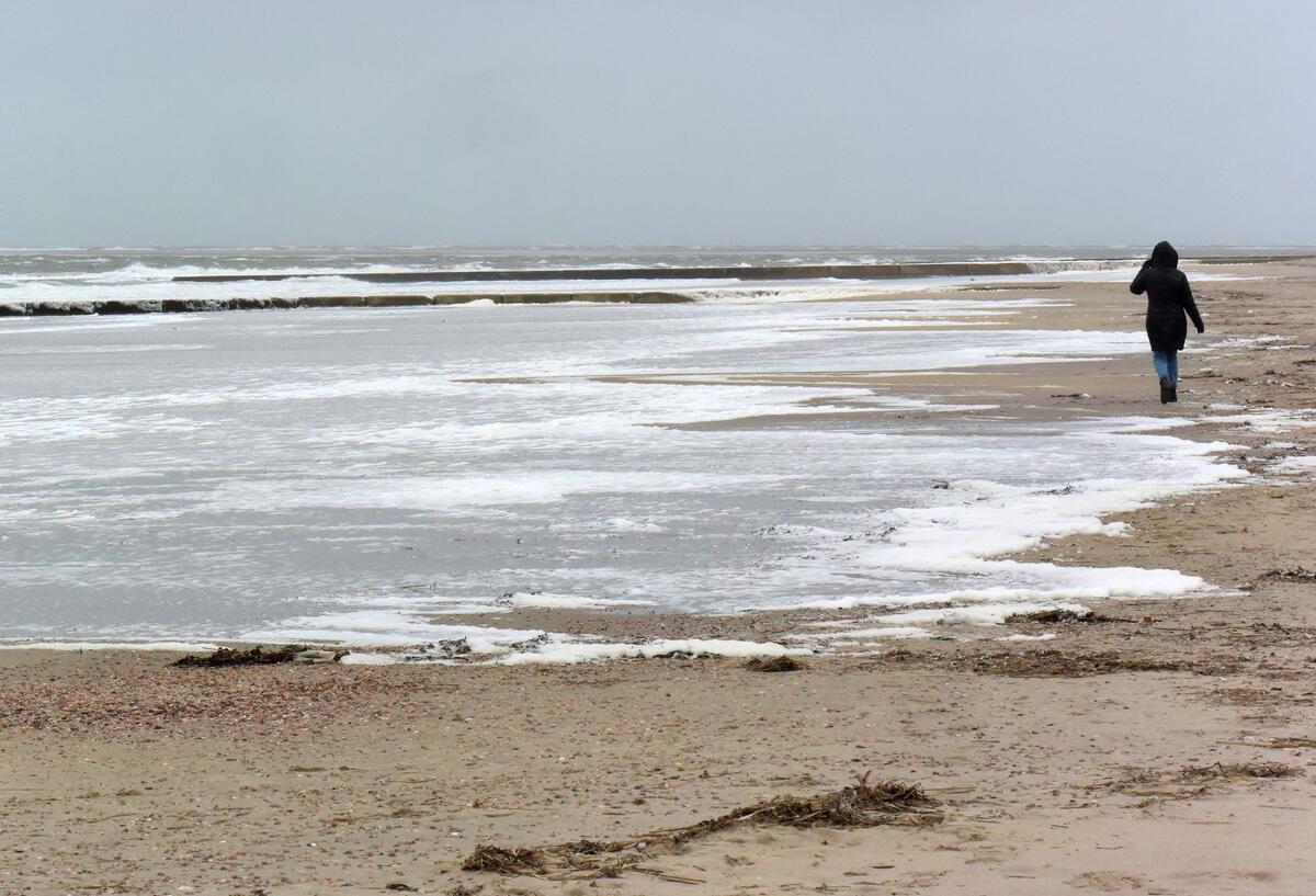 Ein Mensch am Strand.