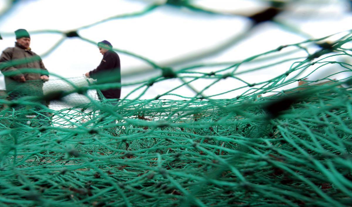 Hochseefischerei dringt auf schnelles Abkommen mit Großbritannien Fischer bereiten im Fischereihafen ihre Fangnetze für die nächste Fahrt vor.