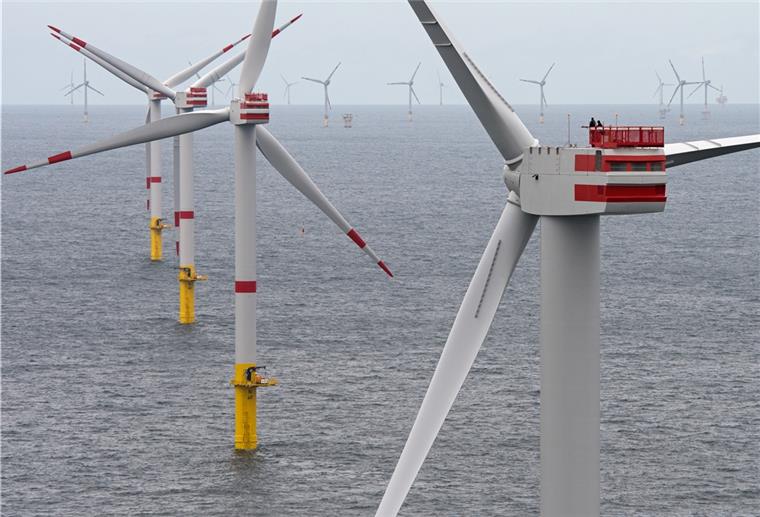 Fischer gegen Windkraftanlagen auf See Windräder im Meer.