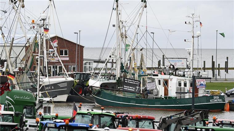 Fischer protestieren mit Bauern gegen Kürzungspläne Fischer und Landwirte demonstrieren gemeinsam im Hafen.