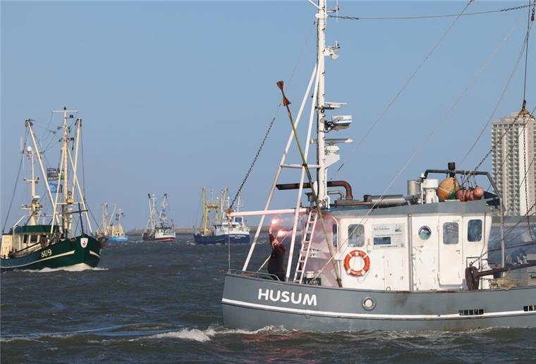 Krabbenfischer demonstrieren mit Kutter in Büsum Fischerboote fahren während einer Kutterdemonstration anlässlich der Agrarministerkonferenz auf der Nordsee.