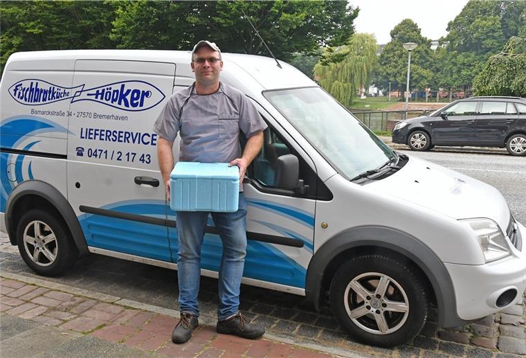 Beste Qualität frisch zubereitet Lieferant vor dem Lieferwagen von der Fischbratküche Höpker