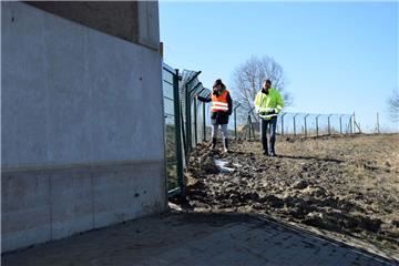 Fischotter schwimmen nicht unter Brücken hindurch, sondern gehen vorher an Land. Damit sie nicht auf die Straße gelangen, wurden am Ufer der Lune in Bremerhaven beidseitig Leitzäune aufgestellt und unter der Brücke außerdem überflutungssichere Wege angelegt.
