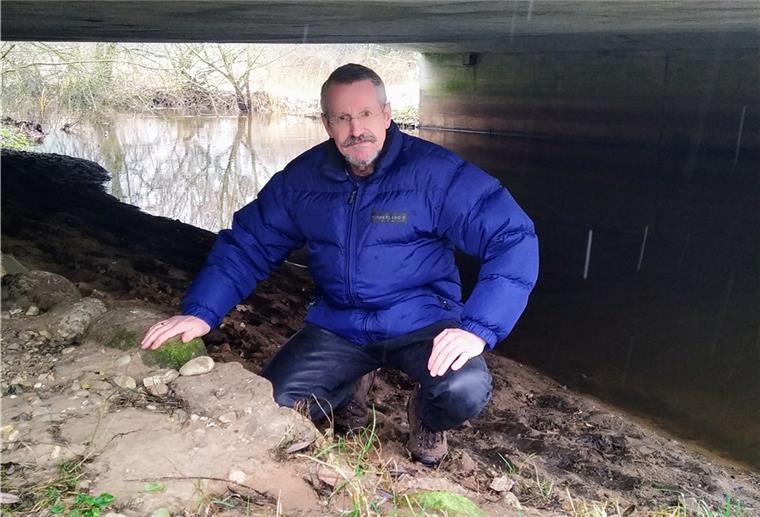 Schutz für gefährdete Fischotter im Kreis Rotenburg Fischotter sind die Leidenschaft von Kuno Kumpins. Hier hockt der Helvesieker, der viele Jahre lang die Jägerschaft Rotenburg nach außen vertreten hat, unter der Wümmetal-Brücke bei Lauenbrück, wo die Tiere über eine Berme sicher und trocken auf die andere Straßenseite der B 75 kommen können.