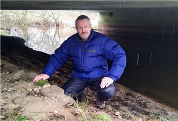Fischotter sind die Leidenschaft von Kuno Kumpins. Hier hockt der Helvesieker, der viele Jahre lang die Jägerschaft Rotenburg nach außen vertreten hat, unter der Wümmetal-Brücke bei Lauenbrück, wo die Tiere über eine Berme sicher und trocken auf die andere Straßenseite der B 75 kommen können.