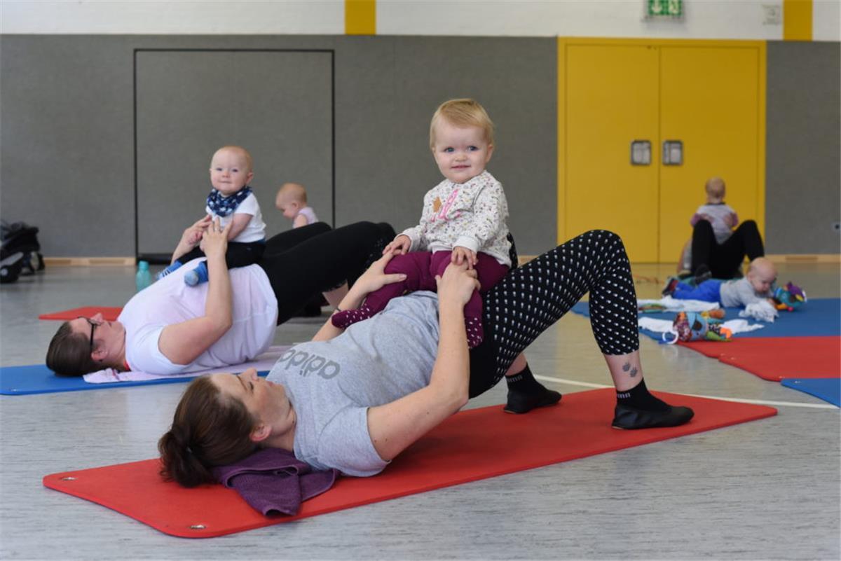 Wie Babys beim TV Loxstedt Sportgerät ersetzen Fit nach der Schwangerschaft, fit dank Baby. Im Kursus "Mami Fit" stärken sich die Mütter zusammen mit ihren Babys.
