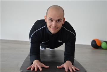 Fitnesstrainer Gio Panto vom Outfit in Bremerhaven zeigt Übungen, mit denen man sich trotz geschlossener Fitnessstudios fithalten kann.
