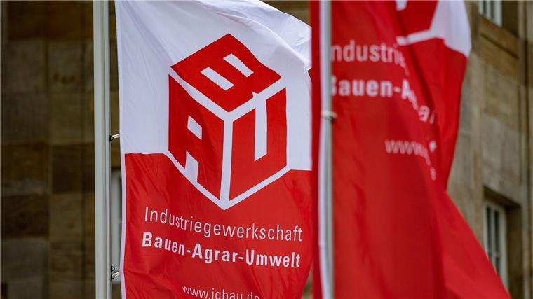 Gewerkschaft: Streiks am Bau beginnen in Niedersachsen Flaggen wehen beim 23. ordentlichen Gewerkschaftstag der Industriegewerkschaft Bauen-Agrar-Umwelt.