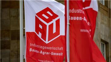 Flaggen wehen beim 23. ordentlichen Gewerkschaftstag der Industriegewerkschaft Bauen-Agrar-Umwelt.
