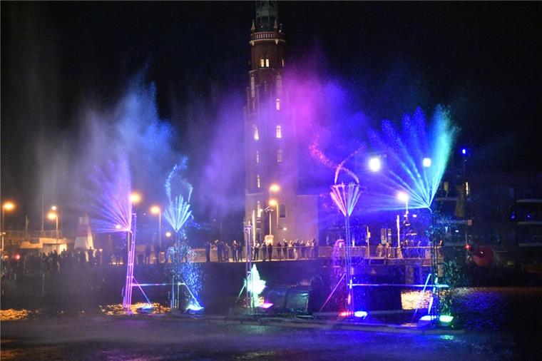 Flames of Water:  Die Lichtshow begeisterte viele Besucher beim Seestadtfest 2017 in Bremerhaven. 