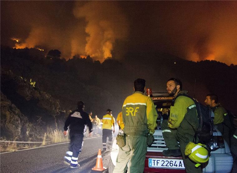 Deutscher verrichtet sein Geschäft - und löst Waldbrand aus Flammen fressen sich durch die Hügel bei El Paso im Urlaubsparadies La Palma. Schuld an dem Brand ist wohl ein Deutscher, der Toilettenpapier anzündete.