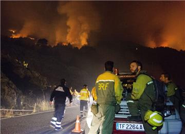 Flammen fressen sich durch die Hügel bei El Paso im Urlaubsparadies La Palma. Schuld an dem Brand ist wohl ein Deutscher, der Toilettenpapier anzündete.