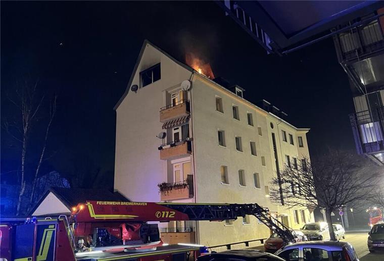 Zwei Brände an einem Tag: Feuerwehr löscht erneut Feuer in Bremerhaven-Lehe Offene Flammen aus dem Dachgeschoss eines vierstöckigen Hauses.