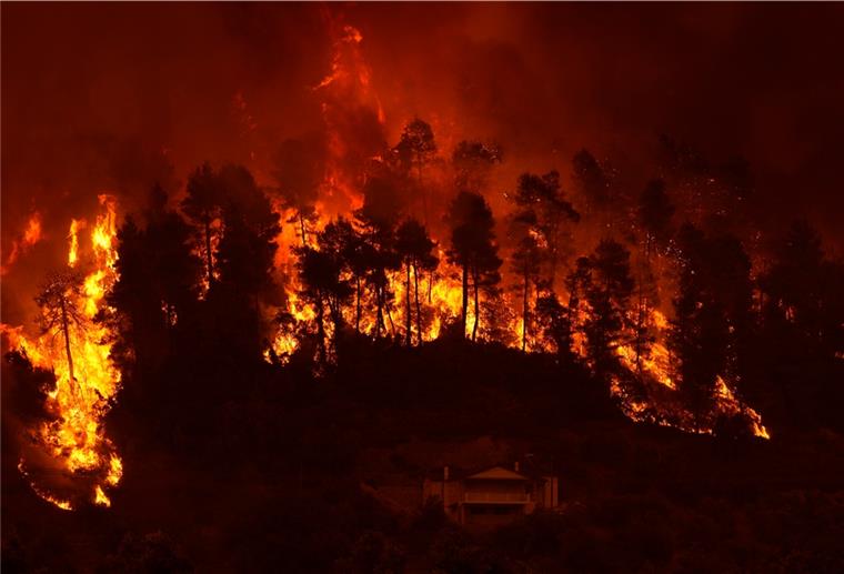 Südeuropa brennt: Immer mehr Evakuierungen Flammen nähern sich dem Dorf Gouves auf der Insel Euböa, etwa 185 Kilometer nördlich von Athen. Erstmals seit Beginn der Waldbrände auf der Insel Euböa Anfang der Woche sind dort massive Lufteinsätze gegen die Flammen geflogen worden.