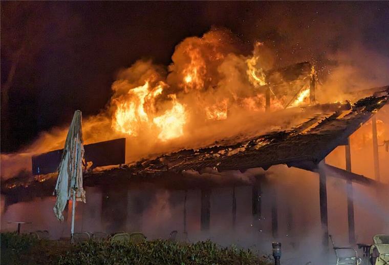 Nichts mehr zu retten: Feuer vernichtet Vereinsheim des Rotenburger SV Flammen schlagen aus dem Dachgeschoss.