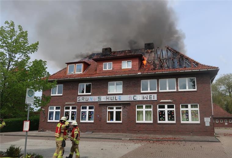 Grundschule Schwei in Flammen: Familie kann sich retten Flammen schlagen aus dem Dachstuhl der Grundschule Schwei. Die Ursache für das Feuer ist bislang unbekannt.