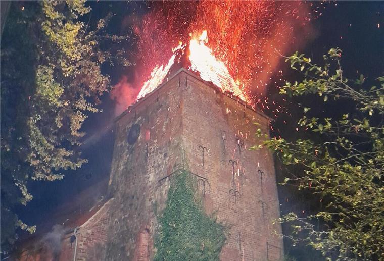 Bildnachweis: Feuerwehr Bremerhaven.Bildunterschrift: Brand Kirche Bremerhaven Wulsdorf