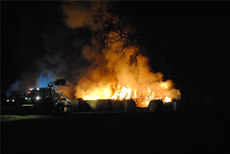 Flammen vernichten mehrere hundert Heuballen in Lehnstedt Flammenmeer: Mehrere hundert Heuballen brennen in Lehnstedt.