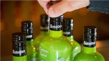 Flaschen Berentzen Lemon Twist in einem Verkaufsladen.