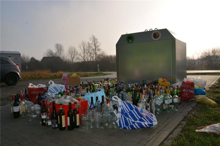Flaschen, so weit das Auge reicht, stehen mittlerweile am neuen Glascontainer an der Imsumer Straße in Langen. Denn schon nach wenigen Tagen ist der neue Sammelbehälter überfüllt.