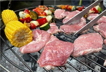 Fleisch und Gemüse liegen auf dem Grill