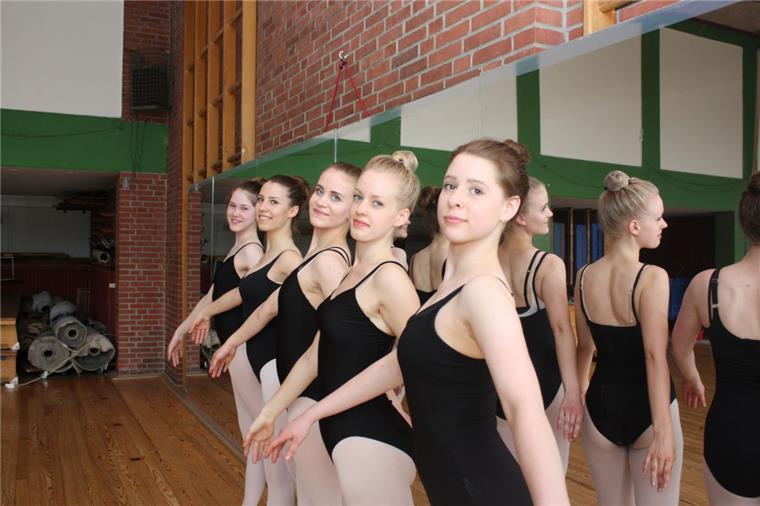 Fünf Beverstedter Ballett-Tänzerinnen reisen nach Südafrika Fliegen im Juli für einen Ballett-Workshop nach Südafrika (von links): Ellen Kleppe, Lina Breuer, Marie Claussen, Lucie Landsberg und Alicia Tienken. Foto Gehrke