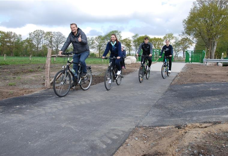 Ortsbürgermeister eröffnet Radweg mit Familienausflug Flögelns Ortsbürgermeister Claus Seebeck (vorne) und seine Familie auf dem Radweg zwischen Flögeln und Bad Bederkesa.