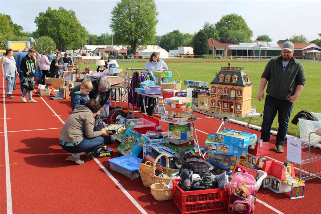 Flohmarkt am Sportplatz. 825 Jahre Wehdel. Foto: Lehmann