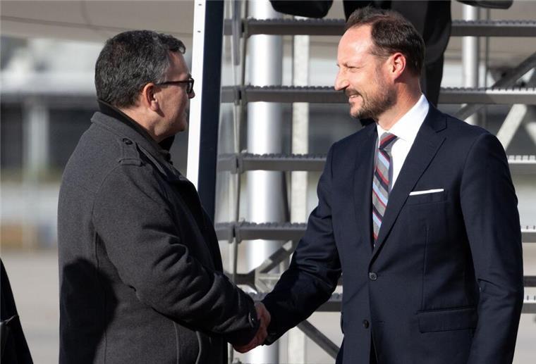 Norwegens Kronprinz Haakon besucht Deutschland Florian Herrmann (l), Leiter der bayerischen Staatskanzlei, begrüßt Kronprinz Haakon.