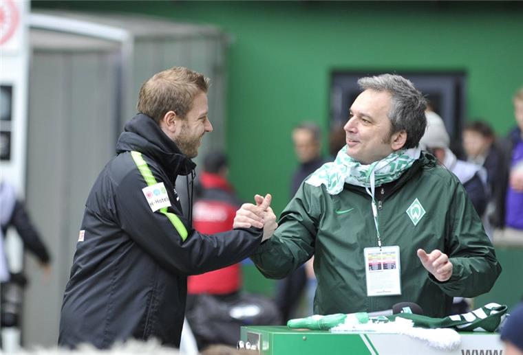 Heute live in Bremerhaven bei "Kultur im Auto": Arnd Zeigler Florian Kohfeld, Trainer Werder Bremen (l.) mit Arnd Zeigler, Stadionsprecher bei Werder Bremen