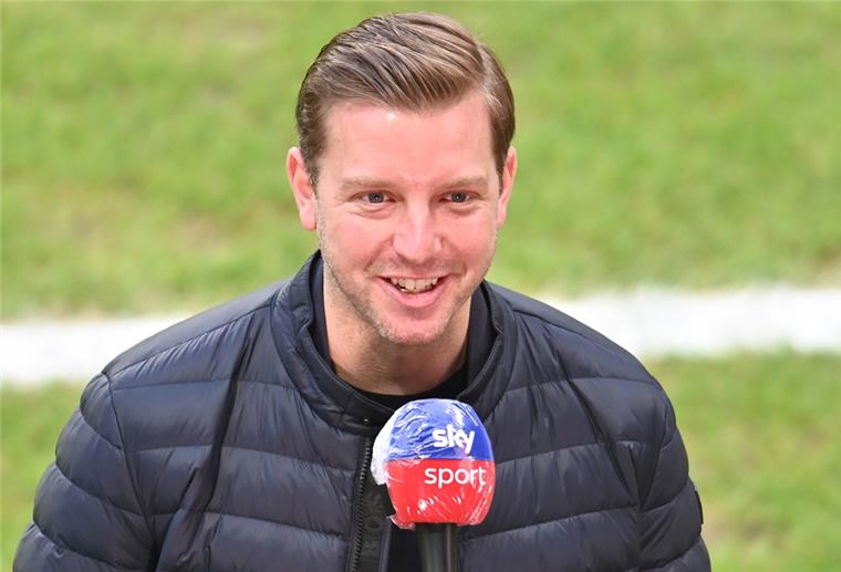 Werder geht angriffslustig ins Berlin-Spiel Bremens Trainer Florian Kohfeldt gibt ein Interview am Spielfeldrand vor Spielbeginn