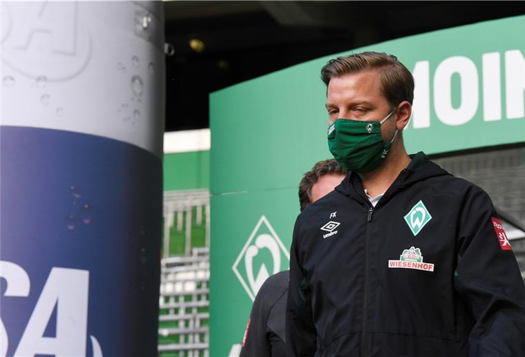 Florian Kohfeldt nach Elfmeter-Ärger nachsichtig Florian Kohfeldt, Trainer von Werder Bremen, kommt mit Gesichtsmaske aufs Spielfeld.