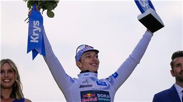 Florian Lipowitz jubelt auf dem Podium in Paris über seinen dritten Platz bei der Tour de France. 