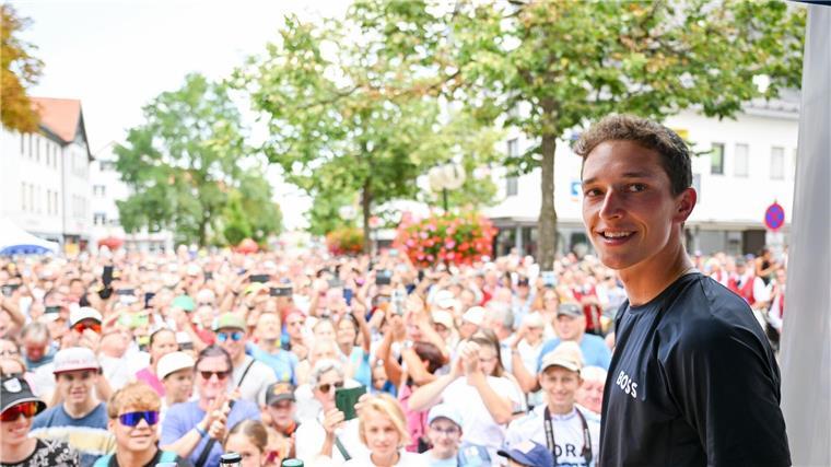 Tour-Dritter Lipowitz in der Heimat begeistert empfangen Florian Lipowitz wird in seiner Heimat begeistert empfangen.